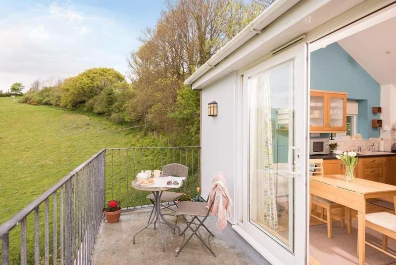 Cosy Beachfront Retreat With Stunning Sea Views & Free Access To A Local Indoor Pool Talland Eksteriør bilde