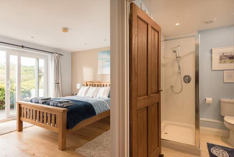 Cosy Beachfront Retreat With Stunning Sea Views & Free Access To A Local Indoor Pool Talland Eksteriør bilde