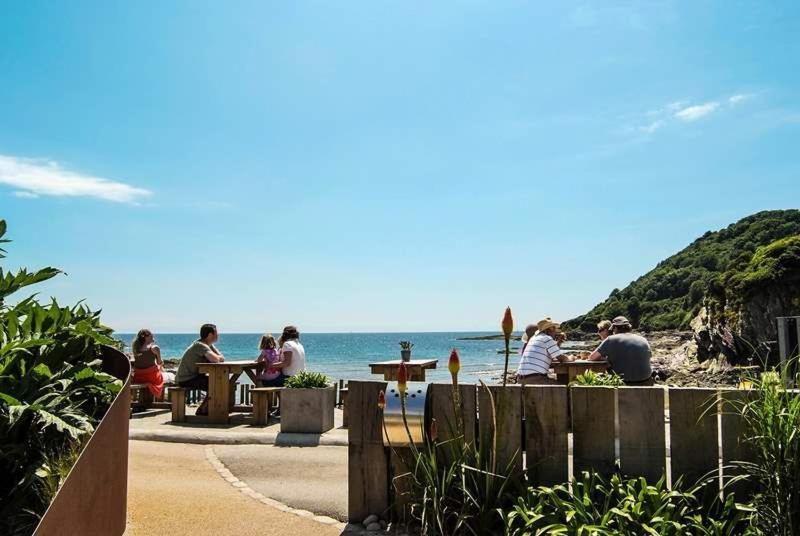 Cosy Beachfront Retreat With Stunning Sea Views & Free Access To A Local Indoor Pool Talland Eksteriør bilde