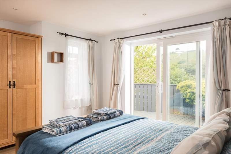 Cosy Beachfront Retreat With Stunning Sea Views & Free Access To A Local Indoor Pool Talland Eksteriør bilde