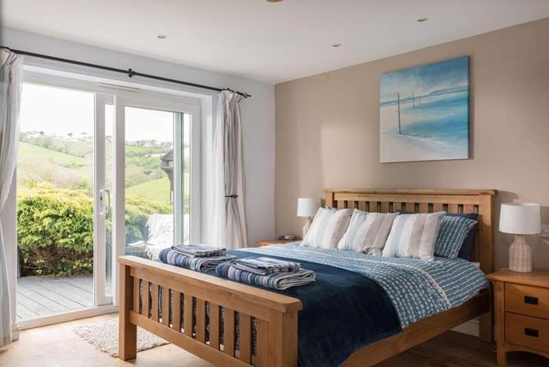 Cosy Beachfront Retreat With Stunning Sea Views & Free Access To A Local Indoor Pool Talland Eksteriør bilde