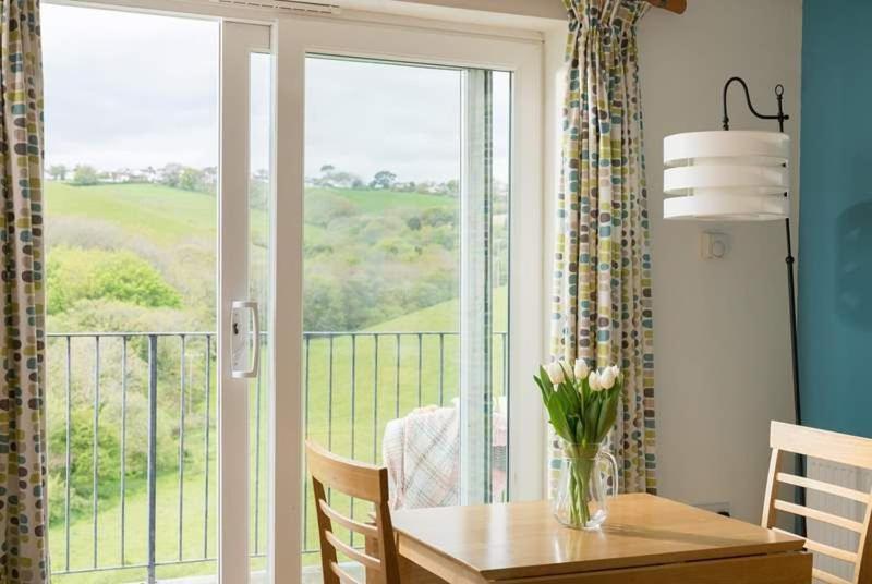 Cosy Beachfront Retreat With Stunning Sea Views & Free Access To A Local Indoor Pool Talland Eksteriør bilde