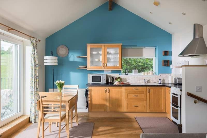 Cosy Beachfront Retreat With Stunning Sea Views & Free Access To A Local Indoor Pool Talland Eksteriør bilde
