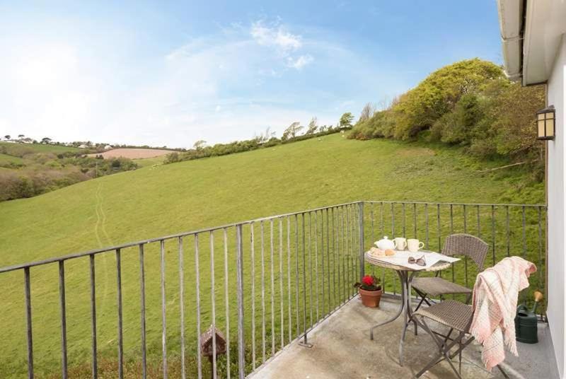 Cosy Beachfront Retreat With Stunning Sea Views & Free Access To A Local Indoor Pool Talland Eksteriør bilde