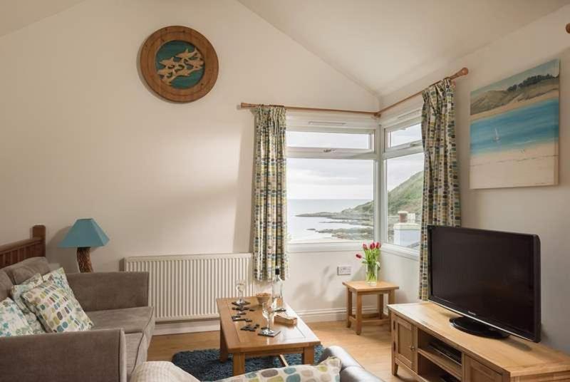 Cosy Beachfront Retreat With Stunning Sea Views & Free Access To A Local Indoor Pool Talland Eksteriør bilde